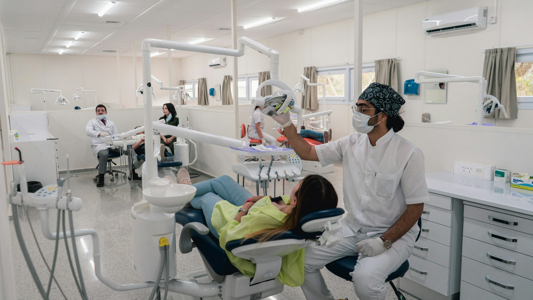 Consulta odontológica con profesionales y pacientes